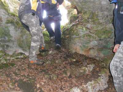 Gli scalini modellati dall�uomo nella pietra: la grotta � stata utilizzata come dimora di pastori fino a 50 anni fa 